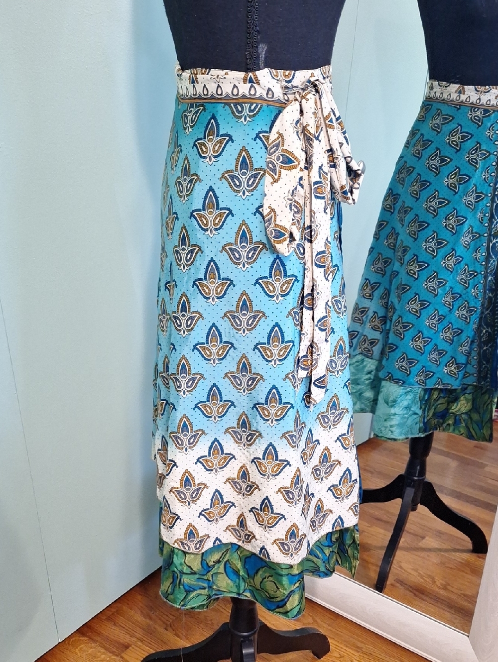 Earthbound Trading 100% Silk Wrap Midi Skirt Size Small Medium Boho Festival - Picture 3 of 8